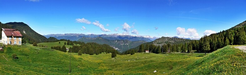 Fototapeta na wymiar Italian Dolomites- panoramic views from the Tremalzo