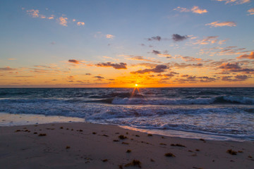 Fototapeta na wymiar Beautiful sunrise on white beach, cancun Quintana Roo, Mexico