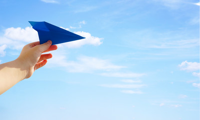 자유를 상징하여 종이비행기를 날리다 