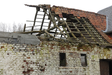 Toiture de grange en ruine