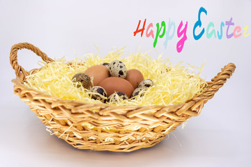 Happy Easter (Bonnes Pâques en anglais) et un panier d'oeufs frais