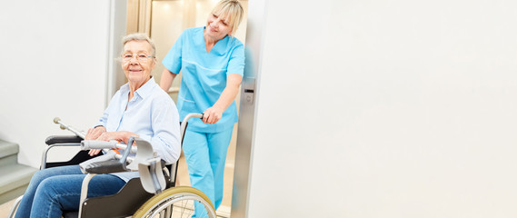Obraz premium Alte Frau im Rollstuhl wird von Krankenpfleger betreut