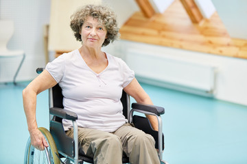 Senior Frau im Rollstuhl nach einem Schlaganfall