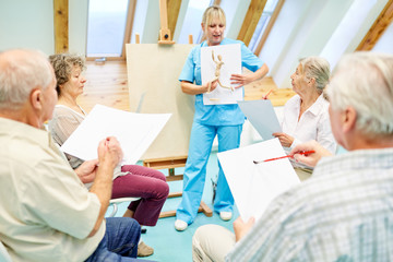 Obraz premium Kreativer Malkurs oder Zeichenkurs für Senioren