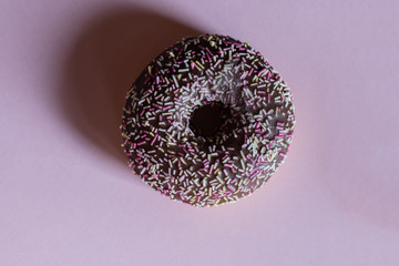Donut vor Rosa Hintergrund 