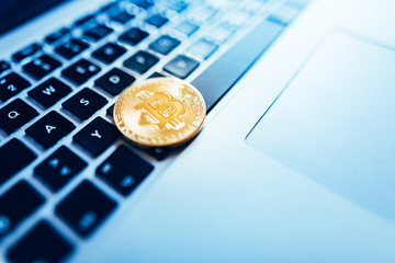 Bitcoin auf Tastatur eines Laptops 