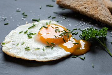 Ei mit Brot und Schnittlauch 