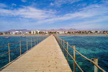 Naklejka premium long wooden pier overlooking the beach, Egypt