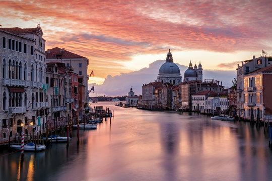 Sonnenaufgang &uuml;ber dem Kanal Grande in Venedig, Italien, ohne Menchen und Boote