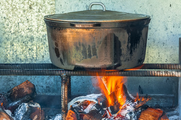Marmite créole sur feu de bois
