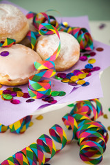 Traditionelle Deutsche Berliner Pfannkuchen Krapfen zu Fasching, Karneval oder Silvester mit bunten...