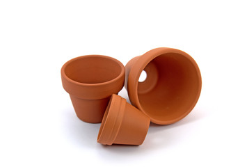 Drei Blument&ouml;pfe aus Terrakotta vor wei&szlig;em Hintergrund