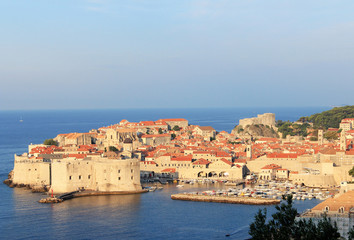 朝日の当たるドブロブニク旧市街