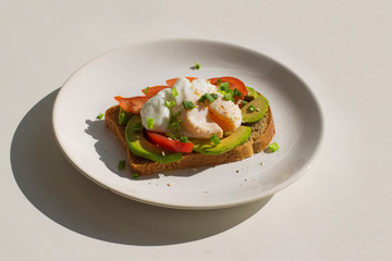  poached egg breakfast salad with chicken and vegetables