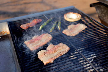バーベキューの肉と野菜