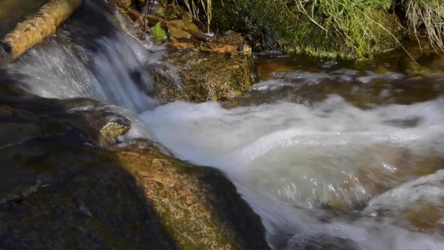 chute d'eau dans les gorges d' Enval dans le puy de d&ocirc;me