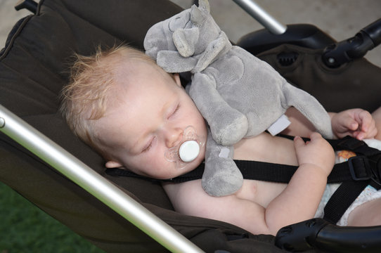 BABY DORMING WITH SUCKET AND DOUDOU