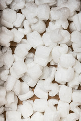 packing material with white S-shaped polystyrene peanuts inside - Bilder