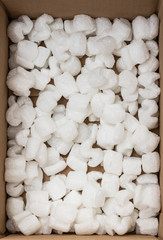 packing material with white S-shaped polystyrene peanuts inside - Bilder