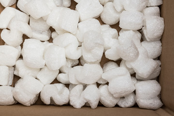 packing material with white S-shaped polystyrene peanuts inside - Bilder
