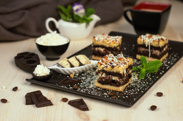 Still life on the table. Sweet cake grated pie and a hot drink .