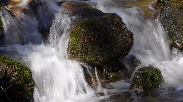 les eaux des gorges d'Enval dans le puy de d&ocirc;me