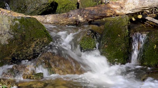 eau ferrugineuse des gorges d' Enval dans le puy de d&ocirc;me 