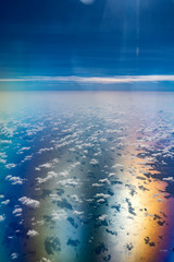 Naklejka premium Himmel und Wolken aus dem Flugzeug, polarisiert