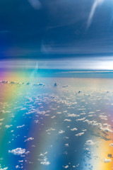 Himmel und Wolken aus dem Flugzeug, polarisiert