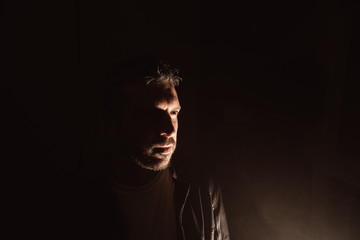 Naklejka premium Portrait of a handsome guy with dramatic beard in studio