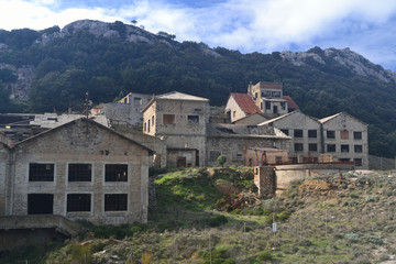 Fototapeta na wymiar Laveria di Genne e Carru della miniera abbandonata di Arenas