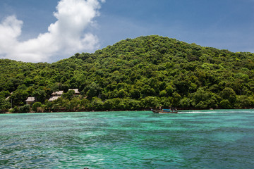 das Meer ist blau mit Wolken und grünen Karten