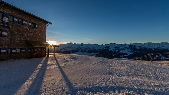 Il sole tramonta dietro al rifugio