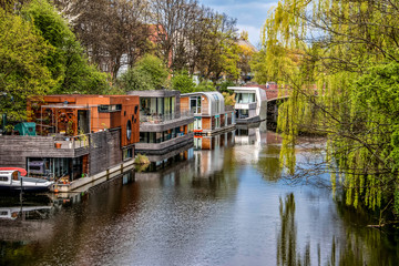 Eilbekkanal in Hamburg mit modernen Hausbooten