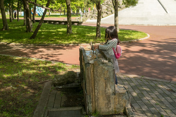 水飲み場で手を洗う女の子