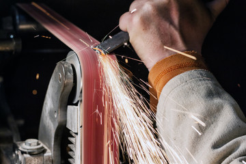  Making knife on the belt grinder with sparks, polishing, sanding handle 