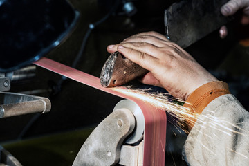  Making knife on the belt grinder with sparks, polishing, sanding handle 