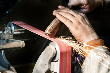  Making knife on the belt grinder with sparks, polishing, sanding handle 