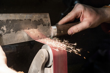 Making knife on the belt grinder with sparks, polishing, sanding handle 