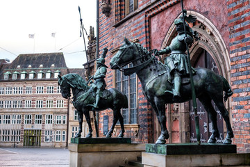 Obraz premium Bremen Market Square Gate with Knights Statues (Bremer Markplatz), GERMANY. March 2019