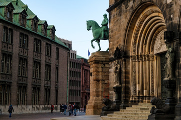 Obraz premium Monument of the Reichskanzler Otto von Bismarck on horseback near the Cathedral of St. Peter in Bremen, Germany. March 2019