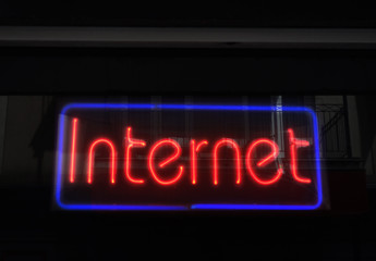 Obraz premium Neonowy znak kafejki internetowej