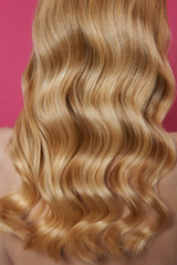 Naklejka premium Close up beautiful blonde wavy hair of woman