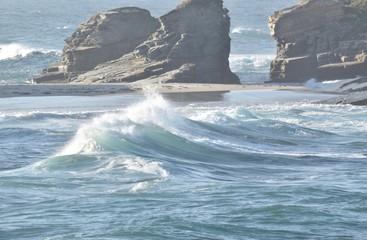Puissance de l'Océan Atlantique à la Plage des Cathédrales près de Ribadeo en Galice, Espagne