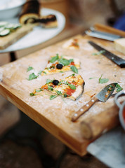 Pizza auf Holzbrett