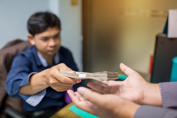 business partners submit fraudulent cash to entrepreneurs whose male businessmen to accept bribes in the office