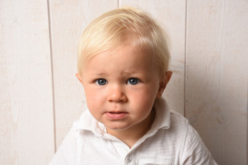 Fototapeta premium blond child with a white shirt