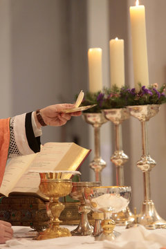 Hostie. Table eucharistique. / Host. Eucharistic table. 