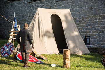 Namiot i rycerz na zamku © Heroc