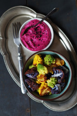 gebratener bunter Blumenkohl und Romanesco mit Rote Bete- Humus Dip